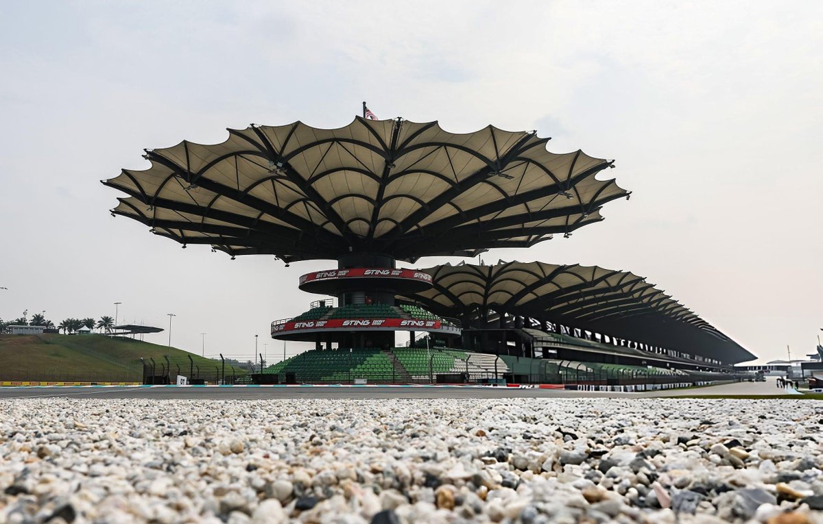 f1speed_indo's tweet photo. FIA baru saja keluarkan peringatan cuaca panas untuk balapan GP Bahrain di Malaysia, mengingat suhu udara bisa lebih dari 31 derajat celsius.

Sepang akan jadi sirkuit terberat secara fisik bagi pembalap musim ini, berikut alasannya:

1) Jetlag
Dalam tiga pekan, pembalap & kru harus mengubah jam tidur mereka dua kali. Dari Azerbaijan ke Malaysia, harus menyesuaikan jam balapan siang hari yang mana di Eropa masih subuh. Lalu dari Malaysia ke Singapura, jam tidurnya dikembalikan lagi seperti di Eropa untuk sesuaikan balapan malam hari.

2) Suhu panas & lembab khas negara tropis
Pembalap F1 memang sudah persiapkan fisiknya sebaik mungkin dengan adanya GP Singapura yang kondisinya mirip. Tapi Sepang diadakan di siang hari yang kondisinya bakal jauh lebih menyiksa & suhu bisa mencapai 33-35 derajat celsius & kelembapan sampai 70%, alias sumuk gobyos-gobyos.

3) Kabut asap
Suhu panas & lembab diperparah dengan kualitas udara yang berada di level tidak sehat karena kabut asap kiriman dari Indonesia. Mereka yang terbiasa beraktivitas fisik di udara bersih, biasanya akan cepat alami kelelahan fisik ketika olahraga di udara dengan kualitas buruk. Kabut asap juga membuat suhu udara semakin panas & terasa pengap.

Oleh karena itu banyak pembalap yang coba beradaptasi, melakukan aklimatisasi supaya kondisi fisiknya tidak kaget dengan iklim tropis di Malaysia.