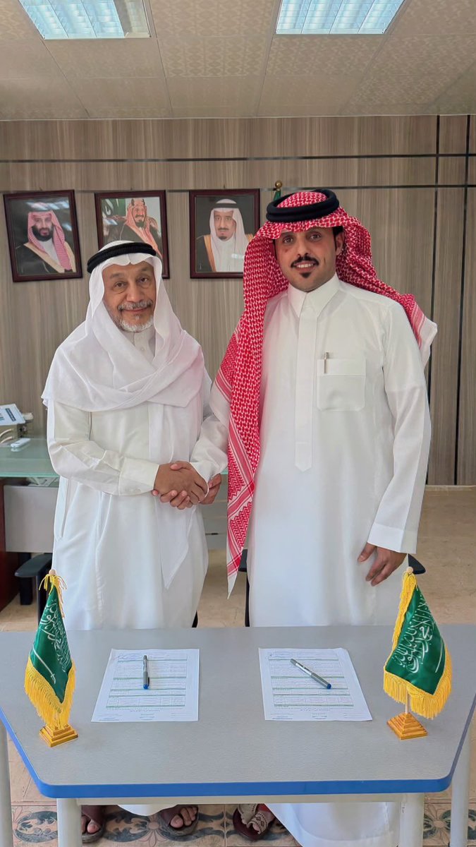kEbar_sin_aflaj's tweet photo. شراكةٌ تُثمر أثرًا يمتد للمجتمع 🌱✨

في إطار تعزيز التعاون المجتمعي، عقدت جمعية إجلال لمساندة كبار السن بالأفلاج شراكةً مجتمعية مع مدرسة ابتدائية الشيخ عبدالعزيز بن باز.

ووقّع الشراكة نائب رئيس الجمعية الأستاذ عيسى بن عبدالله أبوغياظ، ومدير المدرسة الأستاذ حمد بن سحمان الكبرى.

سائلين الله أن يبارك في هذه الشراكة، وأن يجعلها بدايةً لجهودٍ مثمرة وأثرٍ مستدام.

#جمعية_إجلال
#الأفلاج