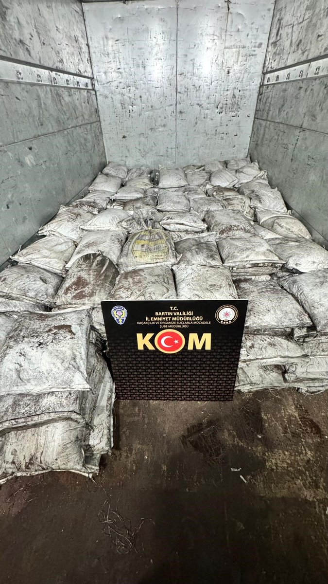darkwebhaber's tweet photo. Bartın'da bir evde 8 ton titanyum ele geçirildi.

8 ton titanyumu 800.000 dolara satmaya çalışan 3 şahıs gözaltına alındı. https://t.co/n7gRGhIsNj