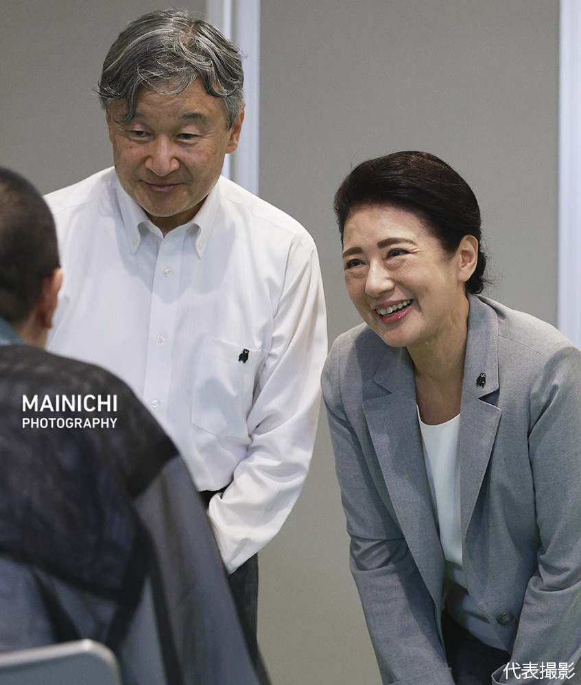 mainichiphoto's tweet photo. ��皇、皇后両陛下は30日、熊本地震の被災者を見舞うため、熊本県を訪問されました。両陛下は胸元に「くまモン」のピンバッジをつけて八代市と宇城市、氷川町を回り被災者と交流。「暑さも大変でしたね」「どうぞ、お大事に」といたわりの気持ちを伝えていました。

写真特集　https://t.co/uk5FSPIOfA https://t.co/LR7St2dm2u