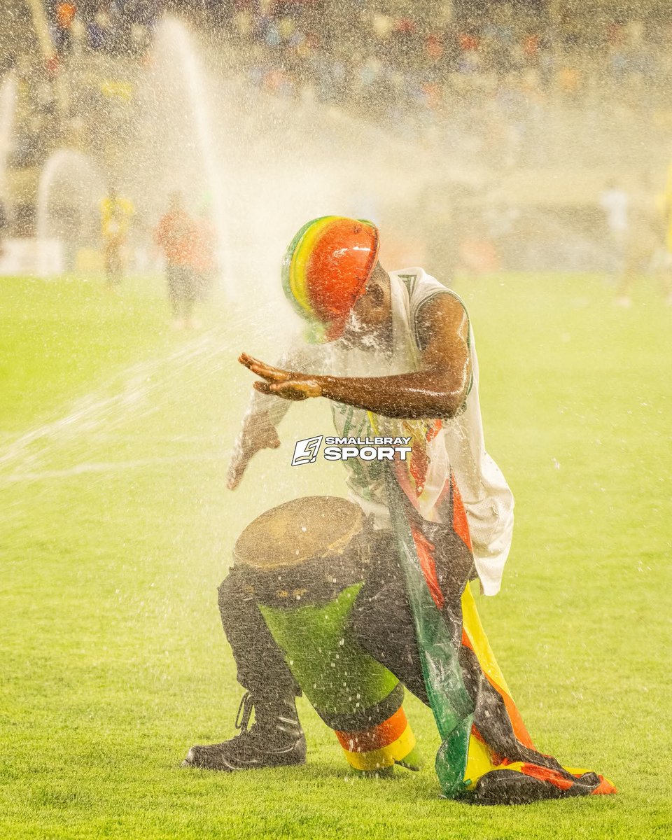 ChelseaFCAfric1's tweet photo. African Moment... All he wanted  was to enjoy the moment -get a quick shower from the pop-up sprinkler and beat his drum on the pitch. 🇿🇼

#AfricanFootball #CFCAfrica #GoWarriorsGo 
#PhotoCreds: #SmallBraySport https://t.co/i809Wjdh1Y
