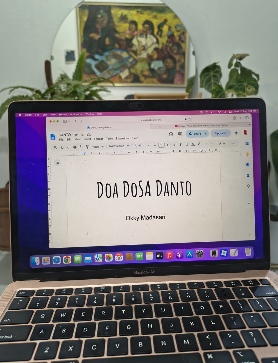 okkymadasari's tweet photo. Dunia harus tahu, aku baru selesai nulis novel baru 🥹🤲 https://t.co/k8WcL5tqaK