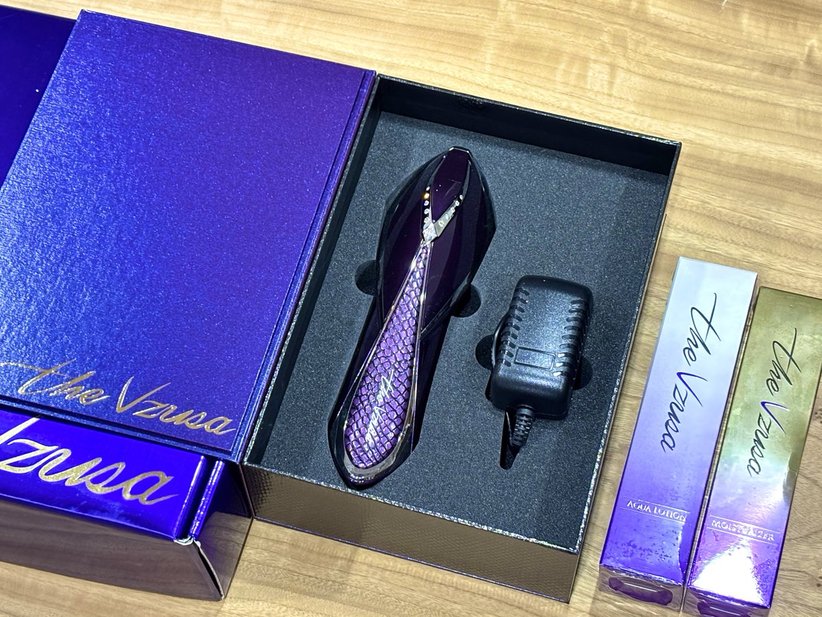 oshaomo55's tweet photo. 先ほど断捨離をしていたら、以前知人にもらった新品未使用の美顔器を発見。
使わないし、処分しようと思ったものの、ふと付属ローションの裏を見たら、ひとつは33,500円😵
もうひとつは65,000円😵😵
「え？」と思って本体の値段をググったら、なんと396,000円😵😵😵
総額、約50万円😱😱😱

メルカリに出すか、誰かにあげるか……と一瞬考えたけど、やっぱり使ってみることにする。
39万6千円の美顔器が、一体どれほど私を美しくしてくれるのか。
私はこの目で確かめる（ビリー）
#おしゃオモ
#theVzusa