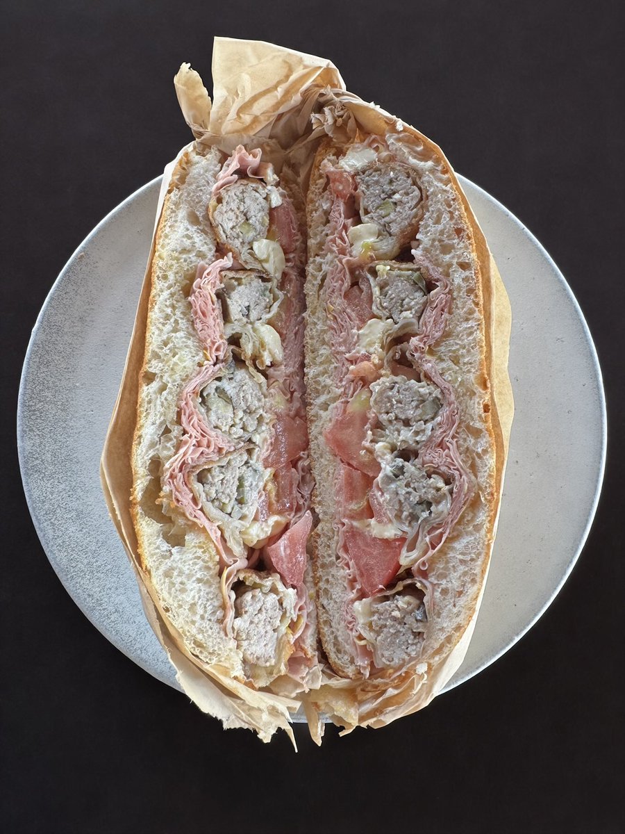grande_bambu's tweet photo. 餃子パニーノ
Panino con ravioli cinese
(天使のチャバッタ モルタデッラ トマト カマンベール 餃子)
#氷見パニノテカ https://t.co/ZUvjdswLMT