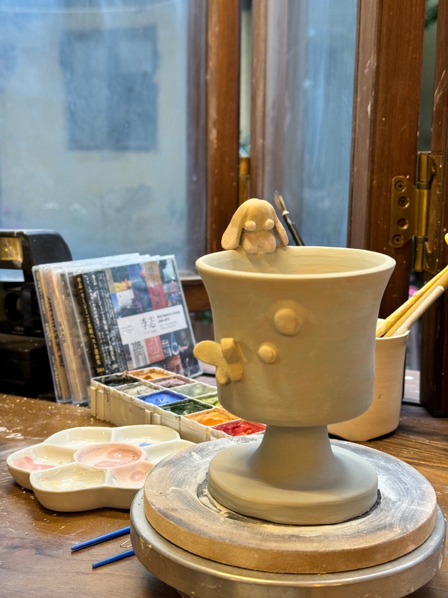 DanielleAnu2k's tweet photo. Sumérgete en la magia del arte local esta tarde: taller de cerámica para principiantes, café artesanal y una charla con el artista. Reserva tu plaza ahora! https://t.co/JKlq9YaVlO