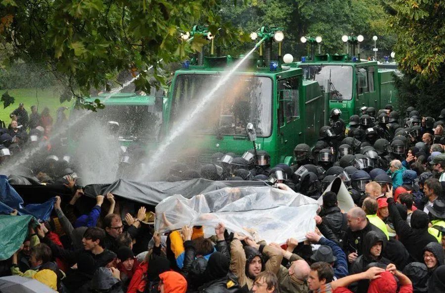 RadicalPast's tweet photo. 30.09.10: Bei der Polizeigewalt am "Schwarzen Donnerstag" gegen Stuttgart 21 Gegner*innen, werden über hundert Menschen teils schwer verletzt. https://t.co/6LkQSdP2DP