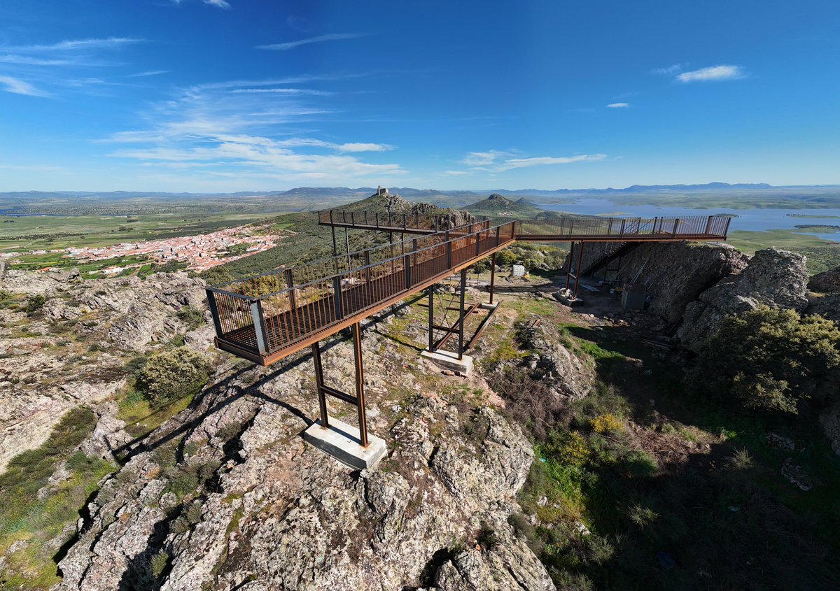 extremadura_tur's tweet photo. 👀 En #Extremadura hay fantásticos #miradores.

4 de ellos son:
📷 Mirador del Castillo o del Cerro del Búho (#Cabezabellosa)
📷 Mirador de la Memoria (#ElTorno)
📷 Mirador Punto Mira (#PueblaDeAlcocer)
📷 Mirador de Puerto Peña (#Talarrubias)

¿Conoces más? Te leemos https://t.co/m6JJRPA57H
