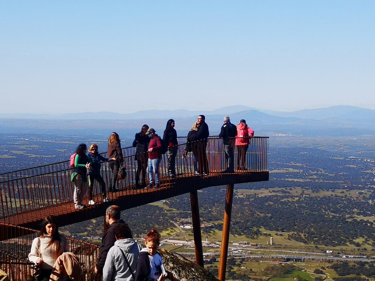 extremadura_tur's tweet photo. 👀 En #Extremadura hay fantásticos #miradores.

4 de ellos son:
📷 Mirador del Castillo o del Cerro del Búho (#Cabezabellosa)
📷 Mirador de la Memoria (#ElTorno)
📷 Mirador Punto Mira (#PueblaDeAlcocer)
📷 Mirador de Puerto Peña (#Talarrubias)

¿Conoces más? Te leemos https://t.co/m6JJRPA57H