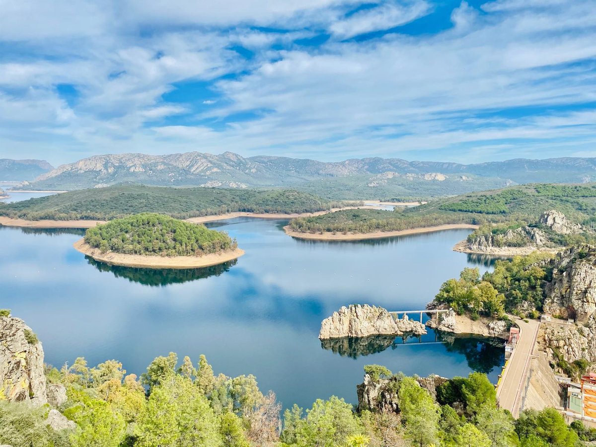 extremadura_tur's tweet photo. 👀 En #Extremadura hay fantásticos #miradores.

4 de ellos son:
📷 Mirador del Castillo o del Cerro del Búho (#Cabezabellosa)
📷 Mirador de la Memoria (#ElTorno)
📷 Mirador Punto Mira (#PueblaDeAlcocer)
📷 Mirador de Puerto Peña (#Talarrubias)

¿Conoces más? Te leemos https://t.co/m6JJRPA57H