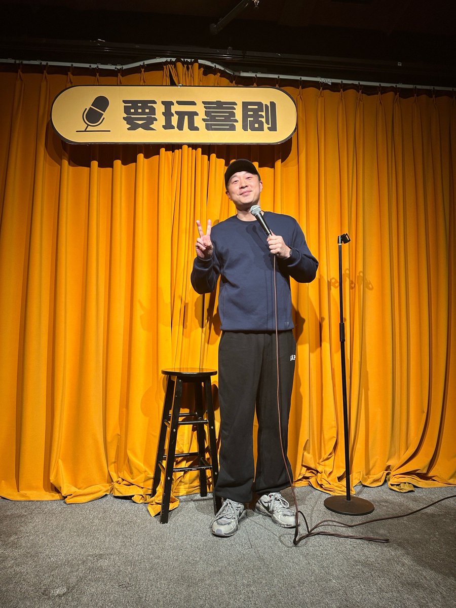 LISAENRIGHek's tweet photo. Hoy en el stand-up! Conté la historia de cuando intenté ensear a mi gato a dar la pata y terminé siendo el que aprendió a meow en tres idiomas. El público me rompió de risa, no me acuerdo de mi propio chiste! #StandUpNight， https://t.co/b6nUh4gvWM