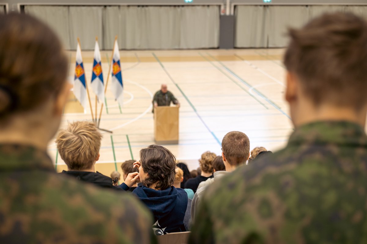 KarjalanPR's tweet photo. Aluetoimistot tavoittavat kutsuntojen aikana kaikki tänä vuonna 18 vuotta täyttävät
asevelvolliset.

Kutsunnoissa asevelvollisille kerrotaan muun muassa varusmiespalveluksen
suorittamisesta sekä määritetään palveluksen ajankohta ja paikka.

#KASALTSTO #ESALTSTO #KARPR #Maavoimat https://t.co/SzcTpEr2q7