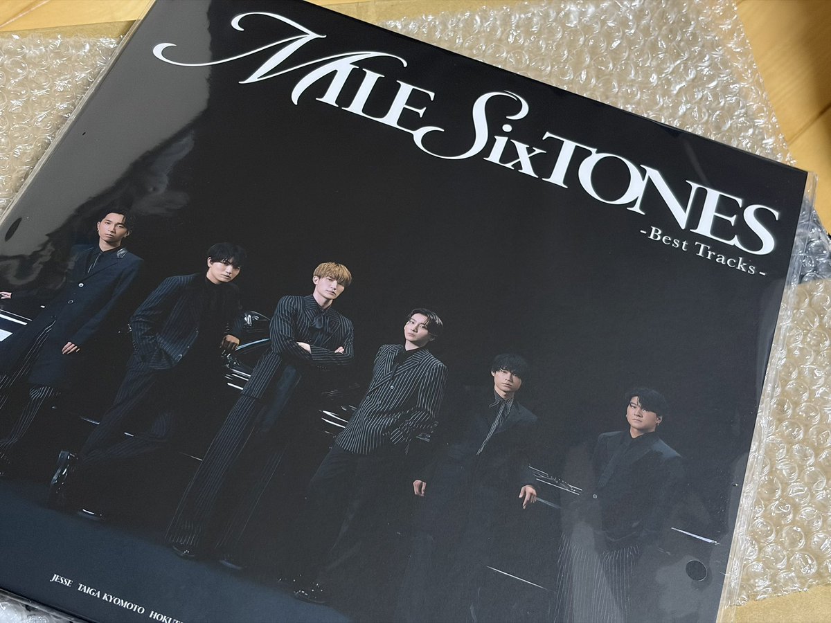 dimrnsk's tweet photo. アナログ盤、届いた♡︎
聴けないのはわかっていたけ��、周年だし絶対に後悔はしてない‼︎
今年はたくさん尽くした‼︎過去一尽くした💎
これからもきっと尽くすだろうなww
ただ、今年買ったTシャツとかいっぱいで、着て集合とかどーですか？ww
#SixTONES_MILESixTONES 
#SixTONES_STock https://t.co/oTiZ3Y3U92