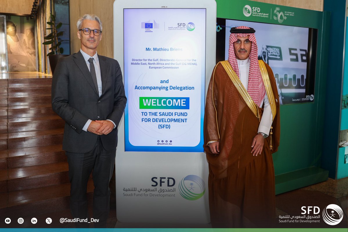 SaudiFund_Dev's tweet photo. #الرياض | استقبل نائب الرئيس التنفيذي لـ #الصندوق_السعودي_للتنمية م.فيصل القحطاني في مقر الصندوق، مدير منطقة الخليج في الإدارة العامة للشرق الأوسط وشمال أفريقيا والخليج بالمفوضية الأوروبية السيد ماثيو بريانز والوفد المرافق له. وجرى خلال اللقاء؛ استعراض نشاط الصندوق في دعم المشروعات والبرامج التنموية، وبحث سبل التعاون التنموي بين الجانبين.

#نزدهر_معًا