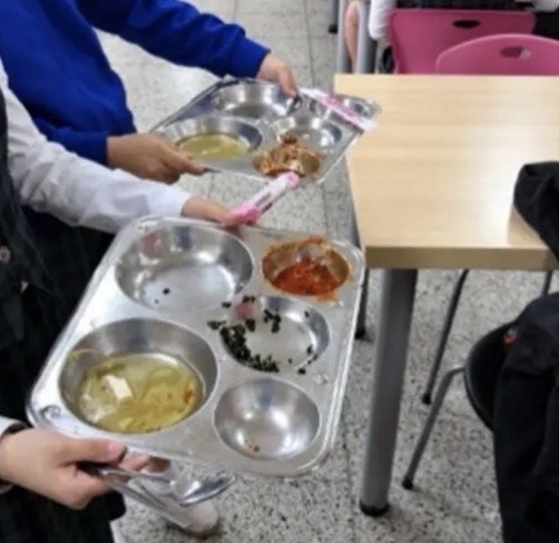 dangjungdo1122's tweet photo. 옛날에 학교 다니면서 제일 이해 안 됐던 것
잔반 검사하기

급식 다 먹고 꼭 담임쌤한테 확인 받고 버려야했는데
이것때문에 억지로 먹어서 토한 애들도 많고 
진짜 못 먹겠는건 밥 밑에 숨기기도 했던.. https://t.co/tQB5puTCNx