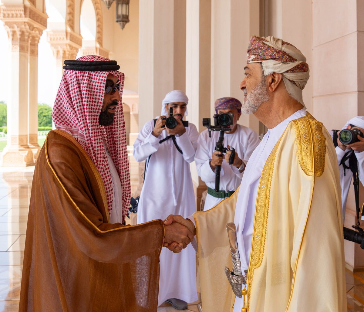 alrougui's tweet photo. سلطان عمان هيثم بن طارق يستقبل مستشار الأمن الوطني الإماراتي الشيخ طحنون بن زايد 

قال وكالة الأنباء العمانية :
جرى خلال المقابلة بحث عددٍ من الموضوعات التي تهمّ البلدين الشقيقين على مختلف الأصعدة، بما يخدم المصالح والتطلعات المشتركة، علاوةً على تبادل الآراء حول التطورات المتسارعة في المنطقة، وسبل تحقيق التهدئة وخفض التوترات عبر الطرق الدبلوماسية المتوازنة وتكثيف التنسيق والتشاور؛ بما يكفل حماية مصالح الدول وأمنها.