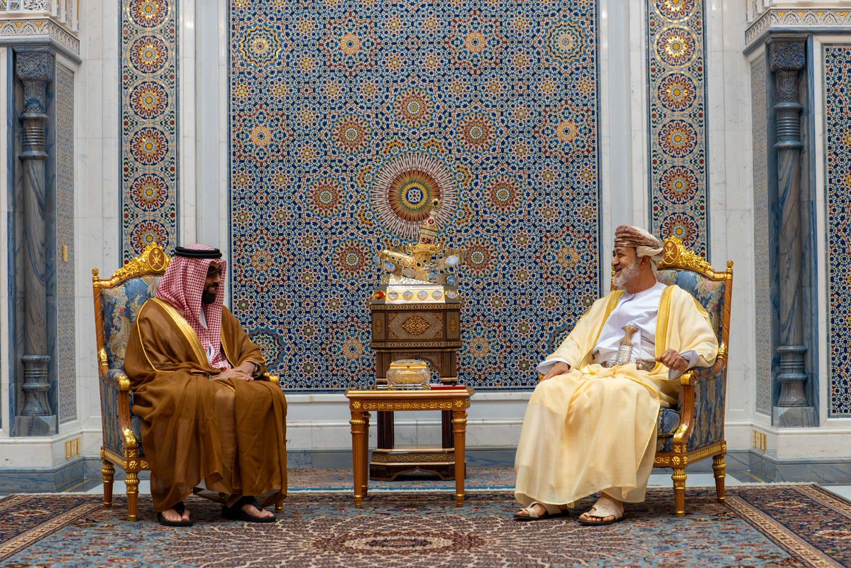 alrougui's tweet photo. سلطان عمان هيثم بن طارق يستقبل مستشار الأمن الوطني الإماراتي الشيخ طحنون بن زايد 

قال وكالة الأنباء العمانية :
جرى خلال المقابلة بحث عددٍ من الموضوعات التي تهمّ البلدين الشقيقين على مختلف الأصعدة، بما يخدم المصالح والتطلعات المشتركة، علاوةً على تبادل الآراء حول التطورات المتسارعة في المنطقة، وسبل تحقيق التهدئة وخفض التوترات عبر الطرق الدبلوماسية المتوازنة وتكثيف التنسيق والتشاور؛ بما يكفل حماية مصالح الدول وأمنها.