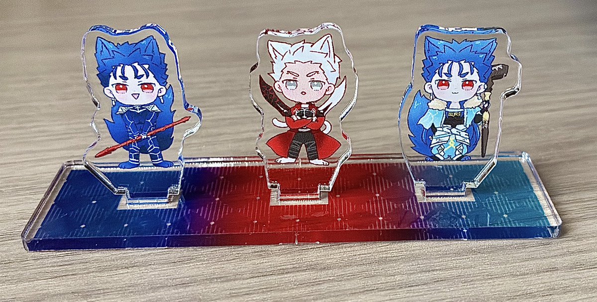 h0s0k0_r's tweet photo. ケモ耳(槍+術)×弓グッズが届きました✨
今まで作ったアクスタとサイズ比較です! https://t.co/HJ0iUvkvtp