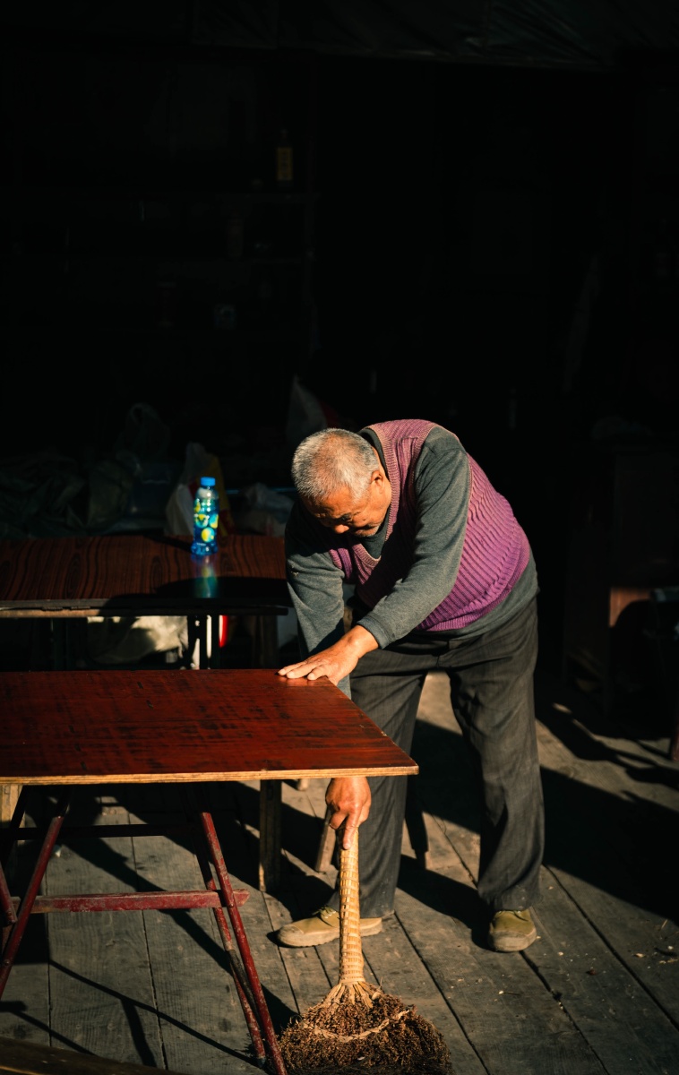 hyper_crane_30's tweet photo. The street vendor carefully polished the coffin, his calm face glowing under the evening sun, a scene hard to forget. https://t.co/yoZv4o46ud