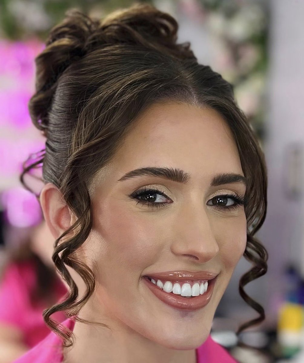 voevolution's tweet photo. A beautiful smile and a little beauty magic!

Getting bridesmaid-ready in our Beauty Truck before the big celebration. 🎀 https://t.co/9bFezTUx7c