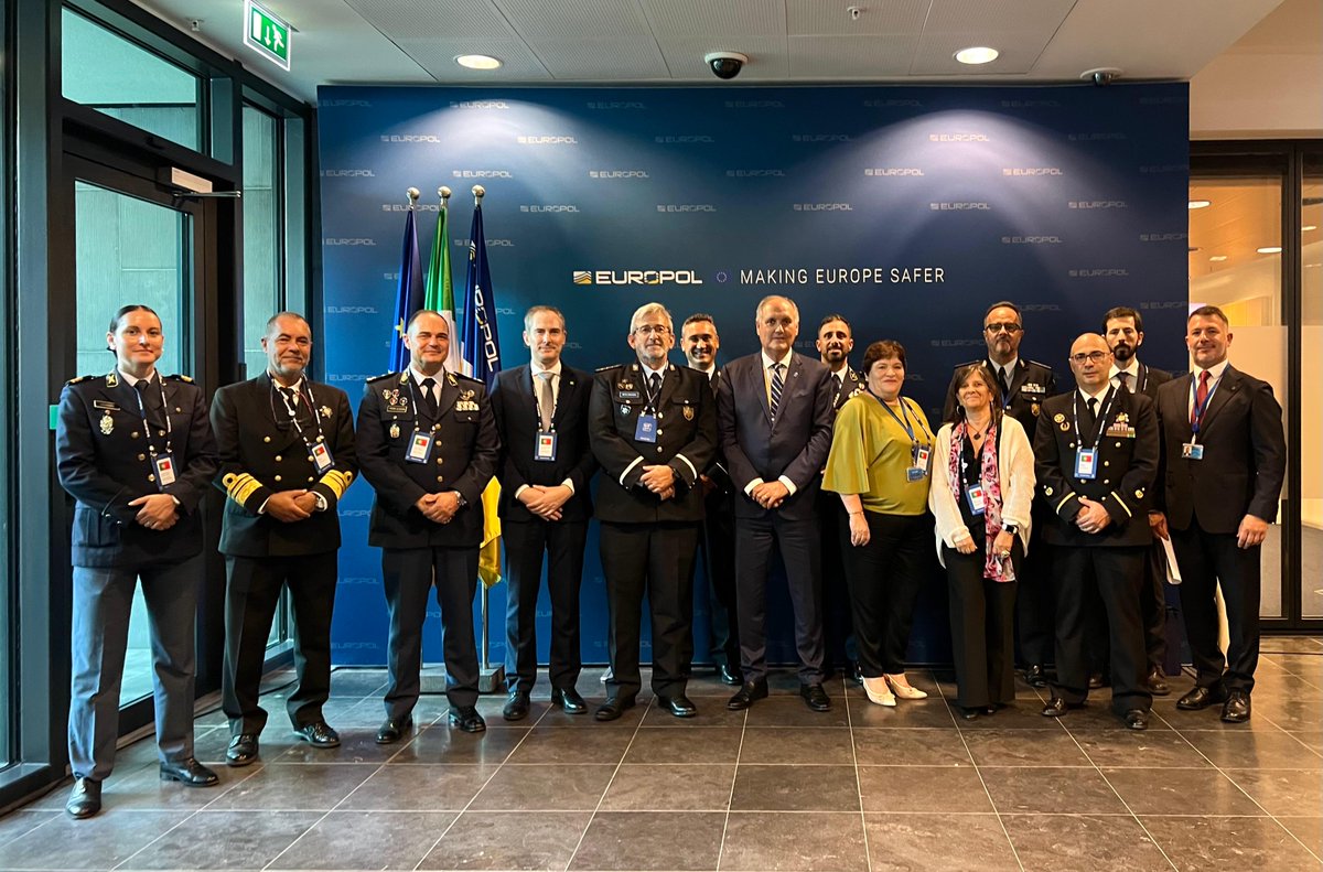 PJudiciaria's tweet photo. Carlos Cabreiro, Diretor Nacional da #PJ, junta-se aos restantes líderes das Forças de Segurança Europeias para debater ameaças comuns e alinhar prioridades que carecem de resposta global.
A Convenção Europeia de Chefes de Polícia #EPCC é sempre um ponto alto da agenda europeia🤝 https://t.co/hOF8HH0w2A