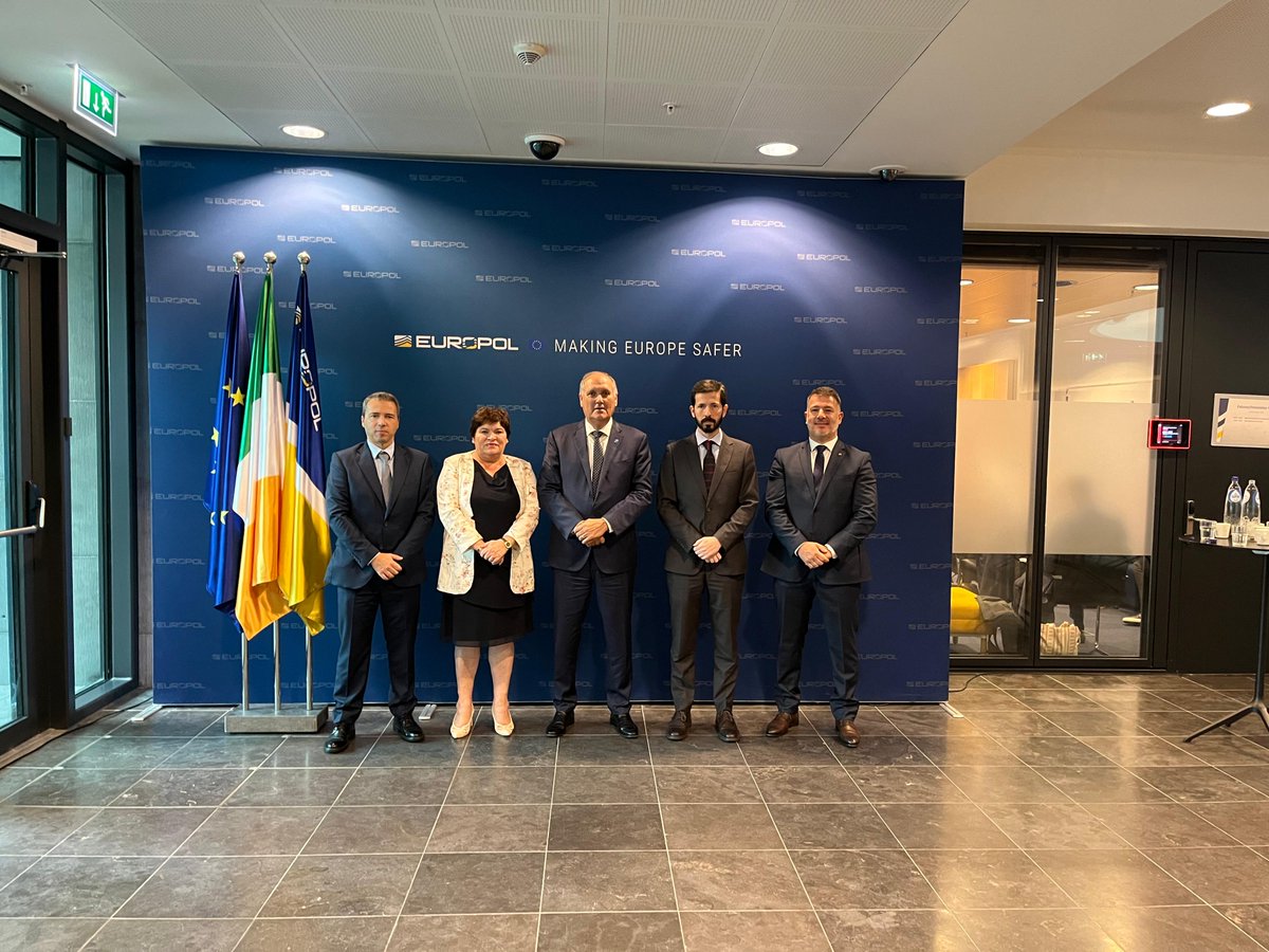 PJudiciaria's tweet photo. Carlos Cabreiro, Diretor Nacional da #PJ, junta-se aos restantes líderes das Forças de Segurança Europeias para debater ameaças comuns e alinhar prioridades que carecem de resposta global.
A Convenção Europeia de Chefes de Polícia #EPCC é sempre um ponto alto da agenda europeia🤝 https://t.co/hOF8HH0w2A