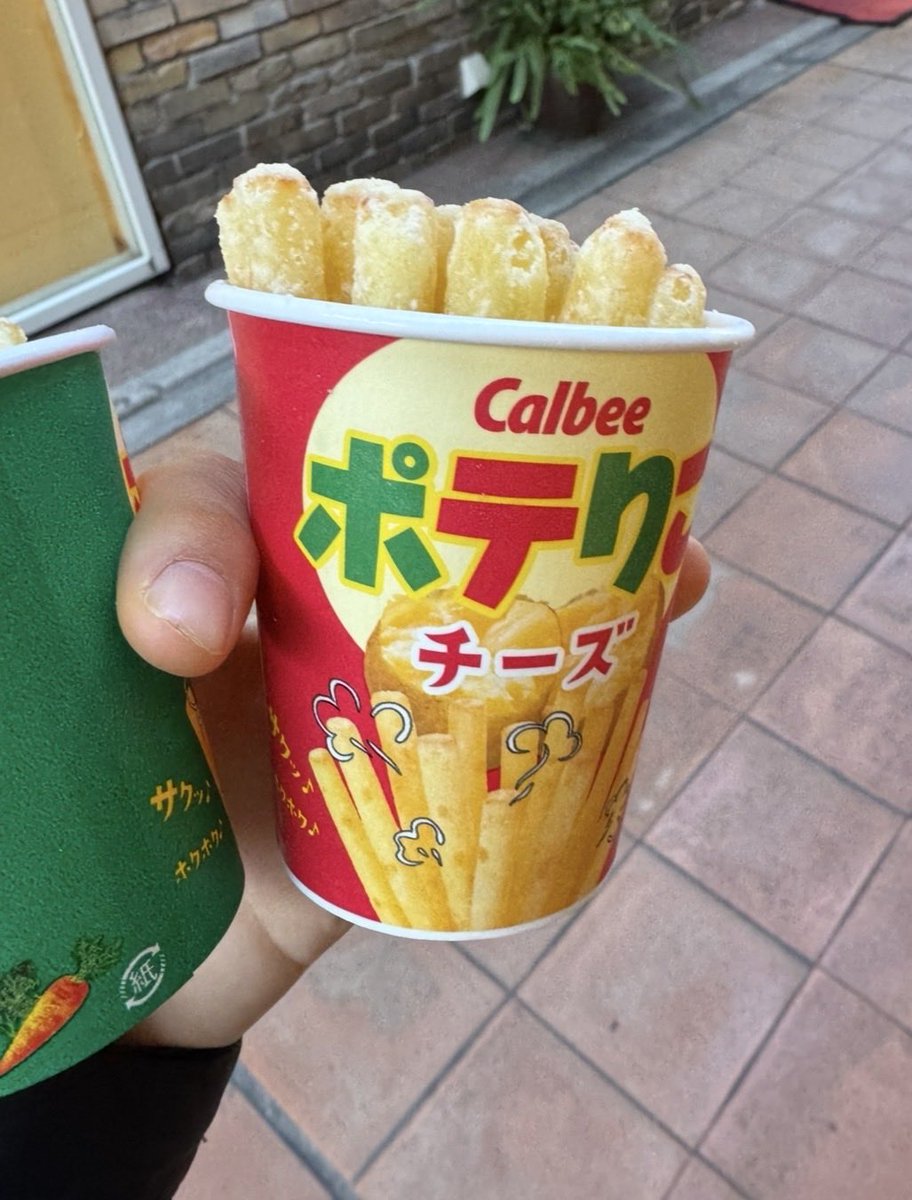 dangjungdo1122's tweet photo. 내가 일본 가면 꼭 먹는 것

바로 calbee+에서 갓 튀겨나온 자가리코
계속 만들고 계셔서 갓나온 따뜻한거 먹을 수 있고 그냥 감튀랑 차원이 다른..

포슬포슬한 감자 튀김에 겉에 시즈닝이 감칠맛 쩔어요
일본 모든 지역에 있는게 아니라 꼭 확인하시고 방문! https://t.co/23R2qa8ARw