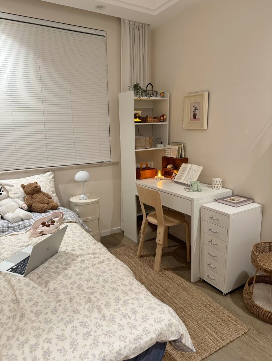 cozyeras's tweet photo. my room https://t.co/Ukithr0U8C