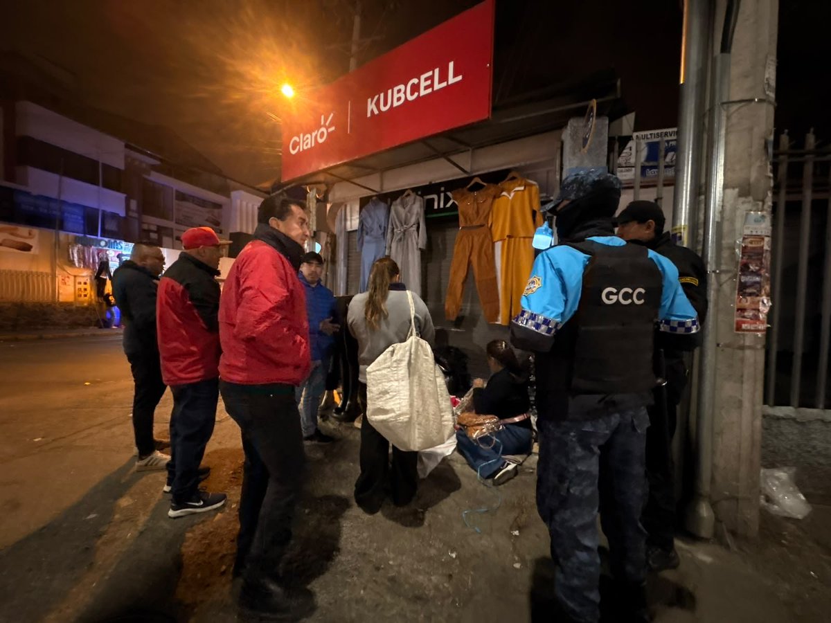Mercados_Cuenca's tweet photo. 🤝6 meses trabajando por una Feria Libre más ordenada.

Seguimos recuperando aceras y espacios públicos junto a @EMOV_EP, @GuardiaCuenca y #ControlMunicipal.

📍Hoy 11 citaciones
🚗 8 por estacionamiento prohibido
🚌 2 en paradas
↩️ 1 por contravía

El orden lo construimostodos! https://t.co/NmlYaICIvC