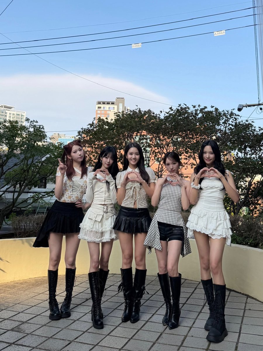 geeniusofficial's tweet photo. [📸] 

GEENIUS DEBUT 1000TH DAY 🎉
버스킹 &amp; 유튜브 라이브 종료 !

태양보다 뜨거웠던 우리의 시간🔥
바쁜 평일에 많이 와주셔서 고마워요 !
미니어스 덕분에 오늘 버스킹 완벽 그 자체✨
낭만 가득한 하루였길〰️🖤

#지니어스 #Geenius https://t.co/70M9qyg0ZR