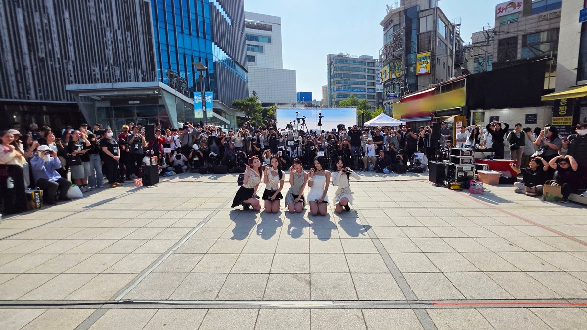geeniusofficial's tweet photo. [📸] 

GEENIUS DEBUT 1000TH DAY 🎉
버스킹 &amp; 유튜브 라이브 종료 !

태양보다 뜨거웠던 우리의 시간🔥
바쁜 평일에 많이 와주셔서 고마워요 !
미니어스 덕분에 오늘 버스킹 완벽 그 자체✨
낭만 가득한 하루였길〰️🖤

#지니어스 #Geenius https://t.co/70M9qyg0ZR