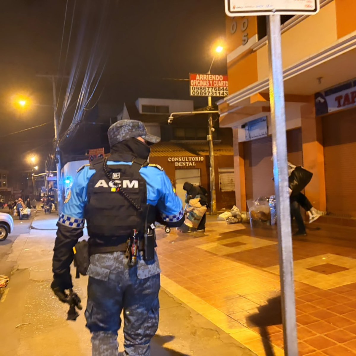 Mercados_Cuenca's tweet photo. 🤝6 meses trabajando por una Feria Libre más ordenada.

Seguimos recuperando aceras y espacios públicos junto a @EMOV_EP, @GuardiaCuenca y #ControlMunicipal.

📍Hoy 11 citaciones
🚗 8 por estacionamiento prohibido
🚌 2 en paradas
↩️ 1 por contravía

El orden lo construimostodos! https://t.co/NmlYaICIvC
