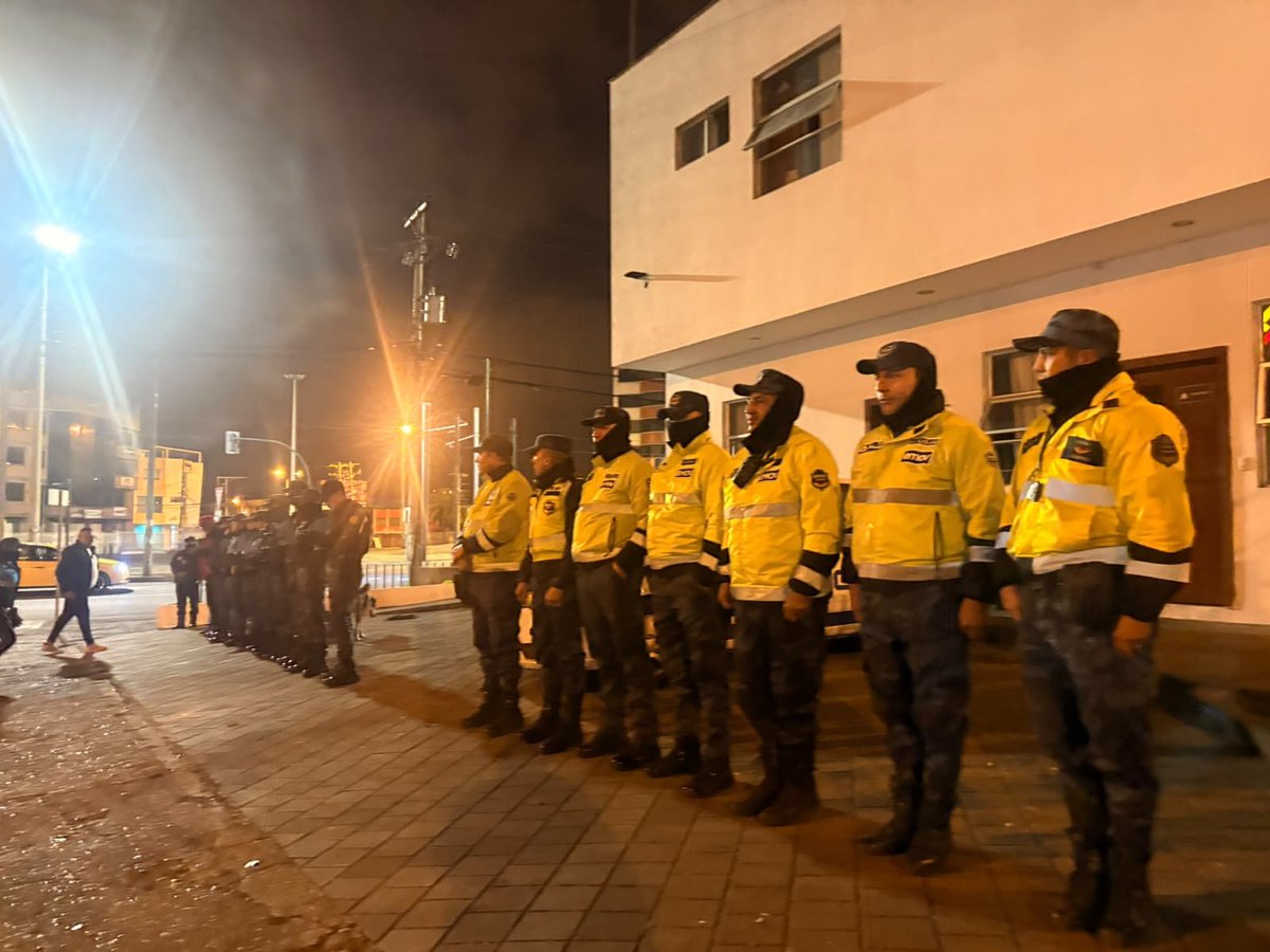 Mercados_Cuenca's tweet photo. 🤝6 meses trabajando por una Feria Libre más ordenada.

Seguimos recuperando aceras y espacios públicos junto a @EMOV_EP, @GuardiaCuenca y #ControlMunicipal.

📍Hoy 11 citaciones
🚗 8 por estacionamiento prohibido
🚌 2 en paradas
↩️ 1 por contravía

El orden lo construimostodos! https://t.co/NmlYaICIvC