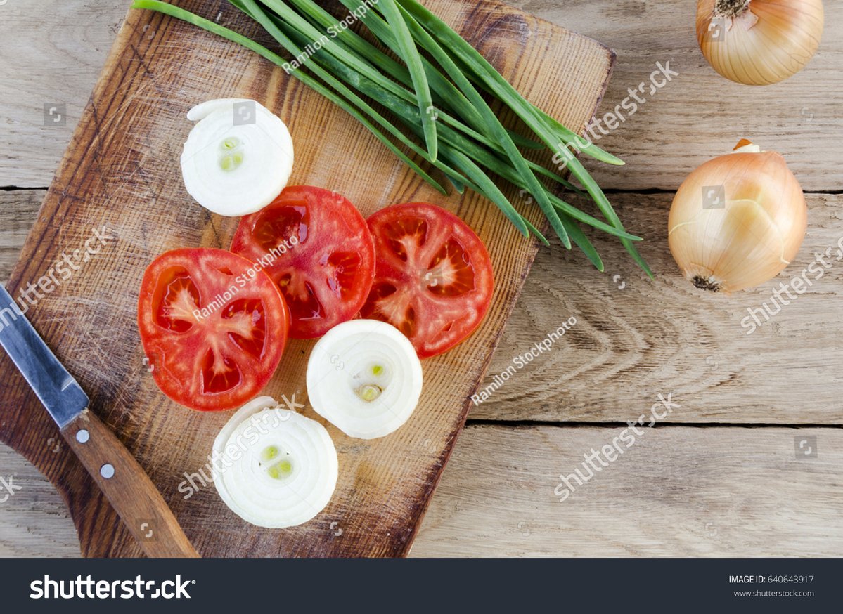 AudieD1c's tweet photo. Compré ingredientes frescos para hoy: tomates rojos, cebollas dulces y hierbas aromáticas, listos para cocinar un plato delicioso! https://t.co/KrD2ylTBdy