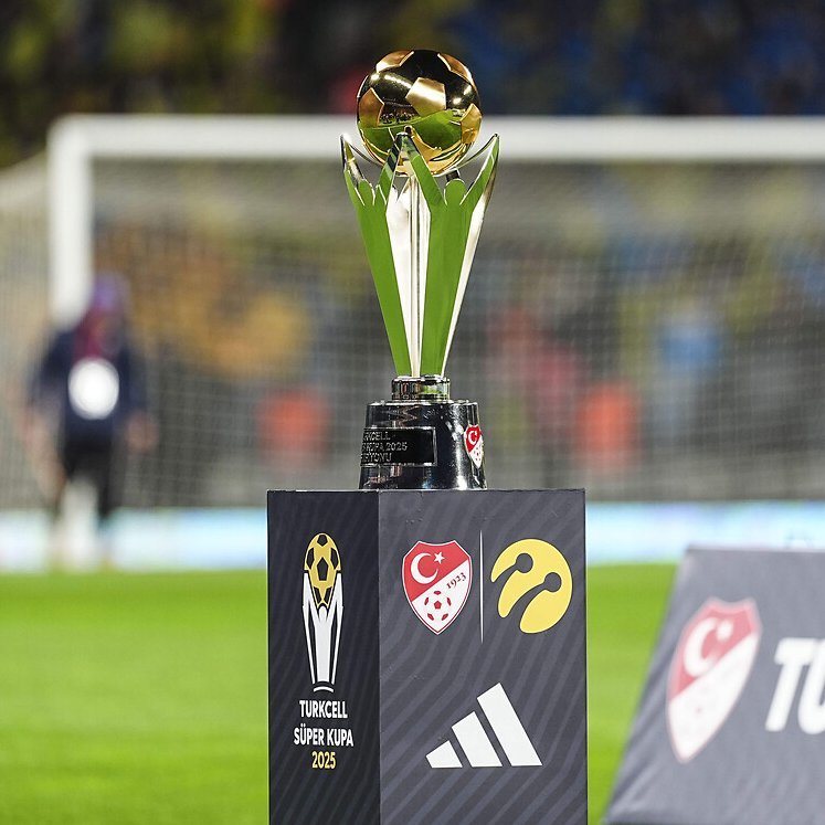 GalaNewsPulse's tweet photo. Türkiye Süper Kupası’nın bu sene son kez oynanacak, dört takımlı formatının tarihleri açıklandı.

⚜️ Yarı finaller: 4-5 Ocak 2027
🏆 Final: 9 Ocak 2027

⚜️ Yarı final eşleşmeleri
• Galatasaray – Konyaspor
• Trabzonspor – Fenerbahçe

Hangi maçın hangi gün oynanacağı ve maçların hangi stadyumda oynanacağı daha sonra duyurulacak.