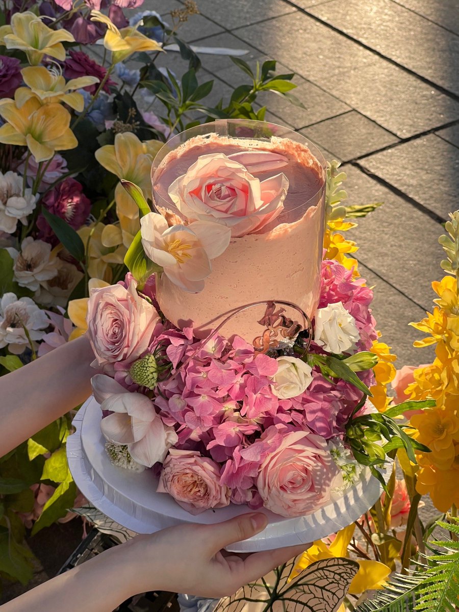 AlmetaPrizcdq's tweet photo. Hoy me uní a un taller de repostería y aprendí a decorar cupcakes de vainilla con buttercream de frambuesa. El sabor es increíble y lo mejor es que lo hice yo misma! #ReposteríaCasera #ExperienciaGastronómica https://t.co/oTNkQrSAPb