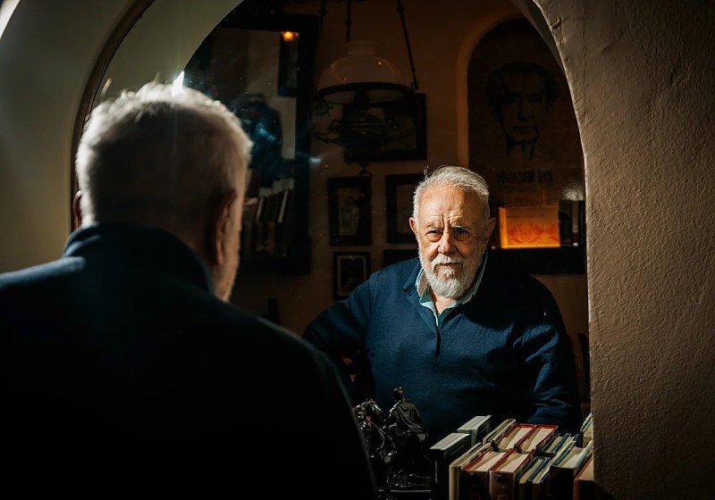 LluisCarrizo's tweet photo. DEP Gonzalo Suárez, artista libre, único, erudito y lúdico. Tuve la suerte de conocerle, admiraba su obra y acabé adorando al ser humano. Desenfadado y cordial, parecía no tomarse muy en serio; como todo gran artista y toda buena persona. 

Que el misterio le sea propicio. https://t.co/U5PhJHWLU1