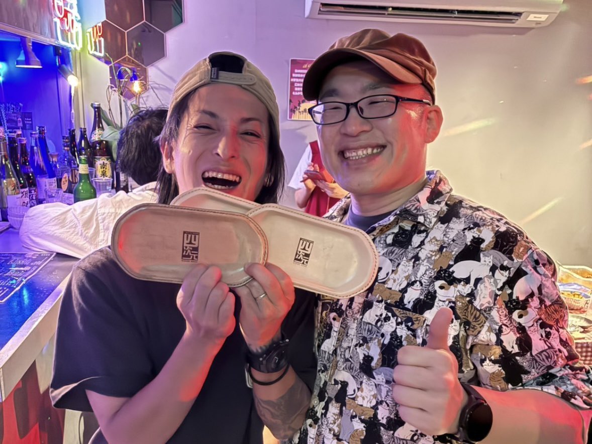 kimamamono1008's tweet photo. 昨晩は弟がお世話になっているライブハウスへ！夏に復活したお祝いに再びロゴマーク入りキャッシュトレーを！
以前のものが一つ生き残っていたらしい🤣
現在合計3枚のキャッシュトレー！沢山使ってくださいませ✨✨ https://t.co/Kc2KdxMzXM