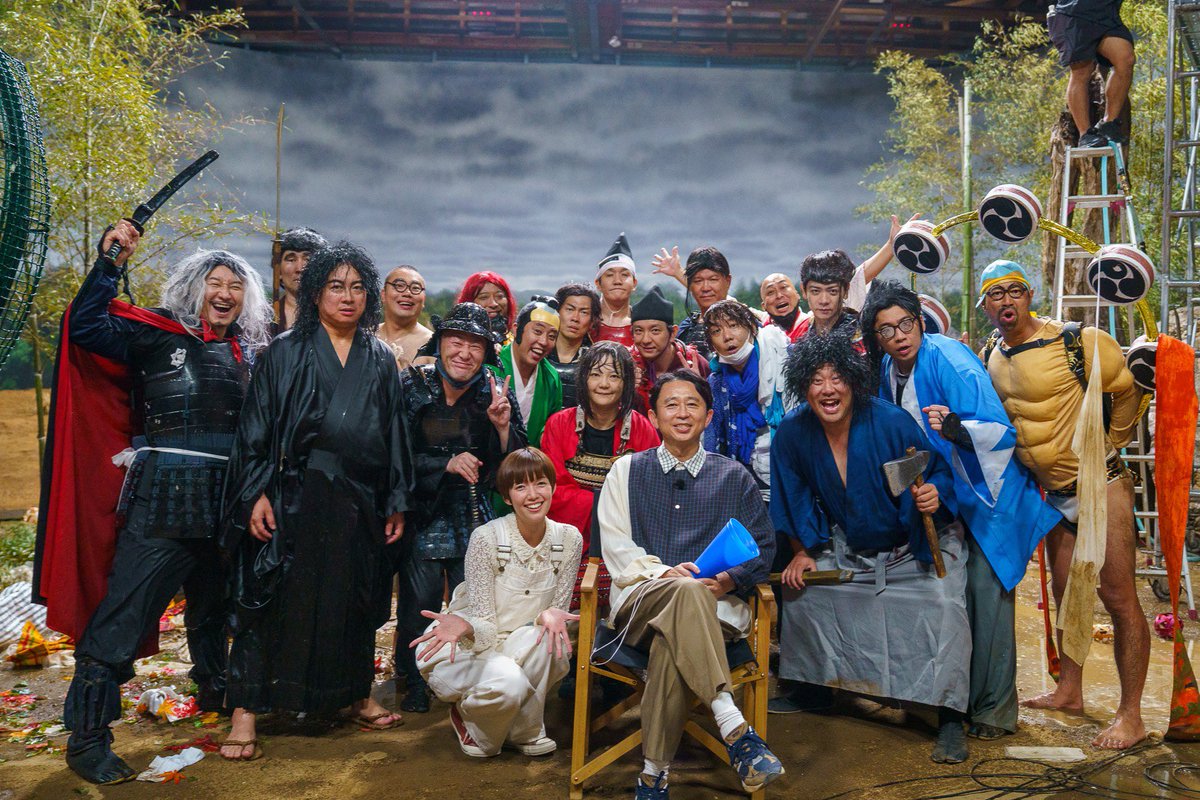 kazuaki_hsmt's tweet photo. 有吉の壁を愛してくださった皆さんへ。

僕は子どもの頃、お笑い番組に夢中になって、コントが大好きになりました。
大学では落研に入り、研究者になる道を諦めてテレビの世界に入りました。

そして有吉さんと話して、「有吉の壁」を作りました。

最初の特番から11年半。

あの頃、壁を見て笑ってくれていた子どもたちが成長し、「有吉の壁が好きでテレビの世界に入りました」と言ってくれることも増えました。

自分がテレビを見てエンタメの世界を志したように、「有吉の壁」が誰かにとって、そんな番組になれていたら、こんなに嬉しいことはありません。

朝5時に起きて、何回食べたかわからない鶏めしも。
爆破の熱さや、雪上大喜利の寒さも。
満員の武道館の景色も。
笑いで満たされていた映画館の客席も。
みんな疲れ果てて寝ていたロケバスも。

すべて、はっきり思い出せます。
いつも、みんな全力でした。

壁は間違いなく僕らの青春でした。

毎回、こんな大変な番組を一緒に作り続けてくれた芸人さん、スタッフの皆さんにも感謝しかありません。

そして何より、11年半、壁を愛してくださった皆さん。
ありがとうございました。

レギュラー放送はいったんここで終わりますが、「有吉の壁」は年末特番、そしてHuluでのアドリブヤンキードラマと、まだまだ続きます。

なので、しばしのお別れです。

僕自身も「壁」のDNAを大切にして、これからも人生を賭けて、みんなと面白いものを作ります。

引き続き何卒よろしくお願いいたします。

#有吉の壁