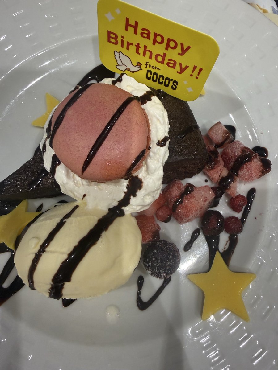 skyblue9112m's tweet photo. 今月、わたしと息子が誕生日でして、たまたまココスのクーポンでバースデーソングと共に🎉

両隣の、大学生のお兄さんグループと、お姉様から、一緒に歌のプレゼントいただきました✨
ノリ、嬉しい❗️🥹✨

ありがとう、心優しい人たち( ᐛ )

熟女みが増しました‼️( ᐛ ) https://t.co/qkYOKBeJ5L