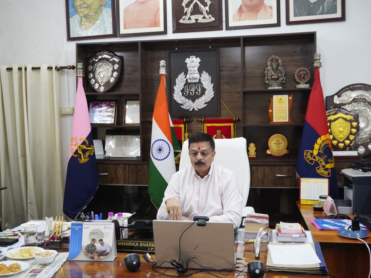 compac26's tweet photo. आज दिनांक 30/09/2026 को *पुलिस महानिदेशक पीएसी श्री आलोक सिंह (IPS)* की अध्यक्षता में @compac26 के प्रशासनिक भवन में वीडियो कॉन्फ्रेंसिंग आयोजित कर पीएसी की समस्त बाढ़ राहत वाहिनियों एवं एसडीएफ को बाढ़ राहत बचाव से संबंधित  उचित दिशा-निर्देश दिए गए।
@Uppolice @Dgpacup @SDRF_UP https://t.co/fkT75aeEBb