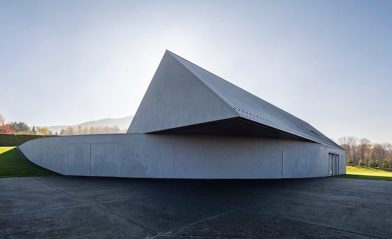 Architizer's tweet photo. #ProjectOfTheDay: Yaw House by Robert Konieczny KWK Promes
In the Beskid Mountains, this house rotates its classic gabled form to follow the slope and open toward the landscape. The gesture creates distinct living zones and makes room for a circular pool at the center of the home.
📍Poland #ArchitizerAwards
Details: https://t.co/Jb5wT59VWu