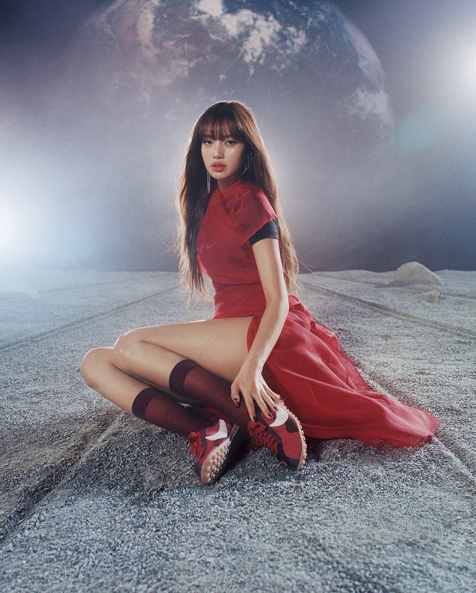 LISANATIONS_'s tweet photo. #LISA x @Nike 👟✔

@wearelloud https://t.co/lCy1IQ4nNd