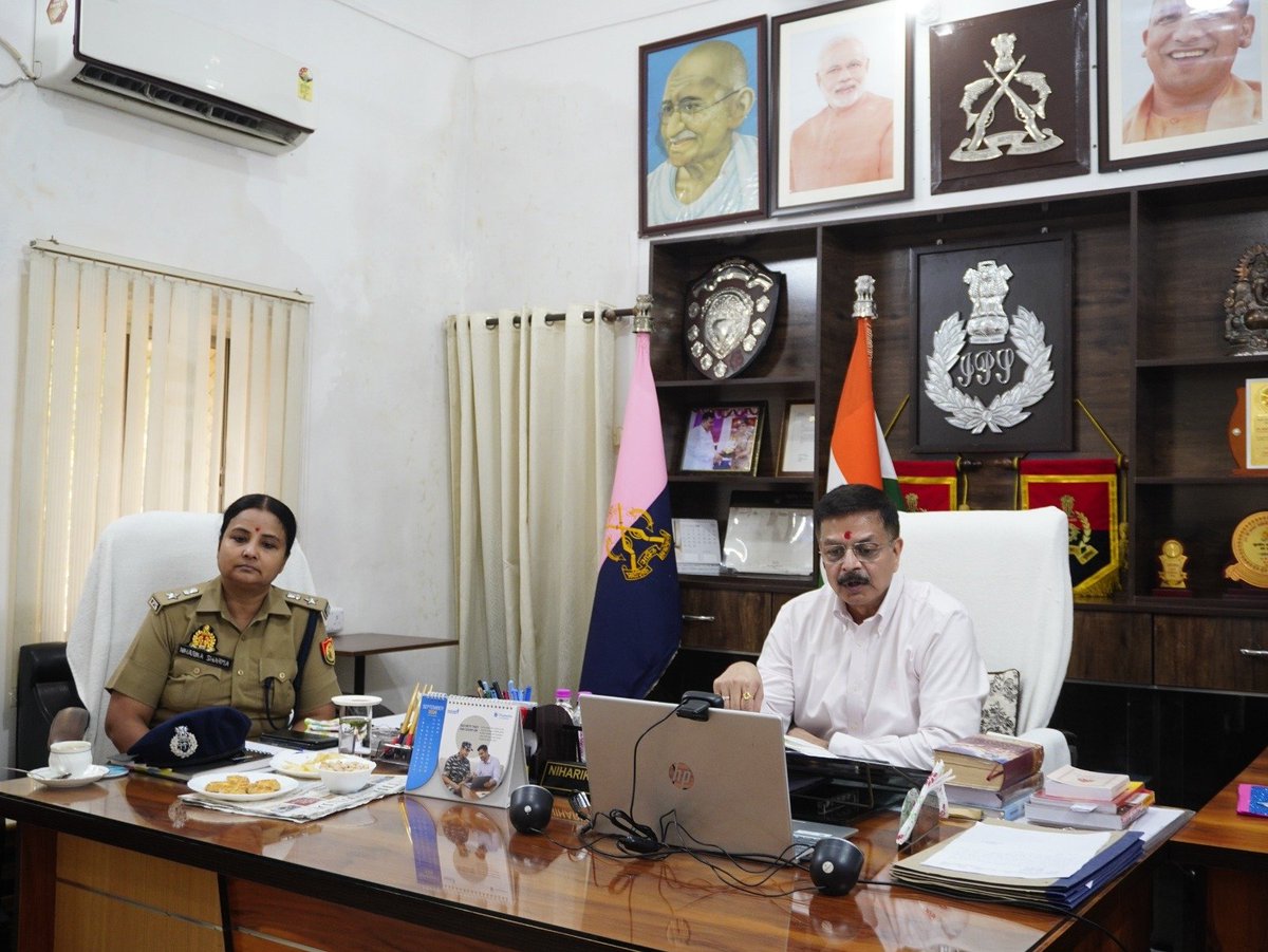 compac26's tweet photo. आज दिनांक 30/09/2026 को *पुलिस महानिदेशक पीएसी श्री आलोक सिंह (IPS)* की अध्यक्षता में @compac26 के प्रशासनिक भवन में वीडियो कॉन्फ्रेंसिंग आयोजित कर पीएसी की समस्त बाढ़ राहत वाहिनियों एवं एसडीएफ को बाढ़ राहत बचाव से संबंधित  उचित दिशा-निर्देश दिए गए।
@Uppolice @Dgpacup @SDRF_UP https://t.co/fkT75aeEBb