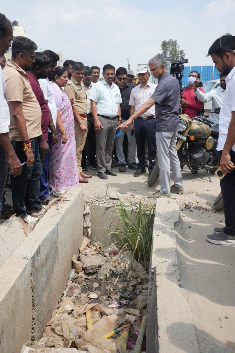 ChristinMP_'s tweet photo. Bengaluru Development Minister @krishnabgowda directed officials to expedite road and infrastructure works in east Bengaluru & provide immediate relief for potholes, waterlogging and traffic congestion.

During an inspection of Sarjapur Road, Dommasandra, Gunjur, Varthur & Balagere, he sought clarity on land acquisition, drainage, road widening and encroachments. 

Expressing dissatisfaction with condition of Dommasandra-Varthur road, Gowda questioned officials over encroachments & traffic congestion and directed them to clear debris & lay gravel on available stretches immediately.

He asked officials to use available land for immediate road improvements instead of waiting for lengthy land acquisition processes.

Gowda also directed BESCOM to relocate obstructing transformers and poles, speed up water pipeline works, clear construction debris & repair damaged footpaths and roads.

He asked KRDCL, Metro, BESCOM & BWSSB to coordinate road and infrastructure works to avoid repeated road damage.