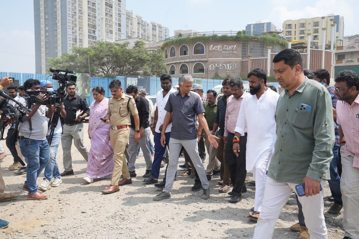 ChristinMP_'s tweet photo. Bengaluru Development Minister @krishnabgowda directed officials to expedite road and infrastructure works in east Bengaluru & provide immediate relief for potholes, waterlogging and traffic congestion.

During an inspection of Sarjapur Road, Dommasandra, Gunjur, Varthur & Balagere, he sought clarity on land acquisition, drainage, road widening and encroachments. 

Expressing dissatisfaction with condition of Dommasandra-Varthur road, Gowda questioned officials over encroachments & traffic congestion and directed them to clear debris & lay gravel on available stretches immediately.

He asked officials to use available land for immediate road improvements instead of waiting for lengthy land acquisition processes.

Gowda also directed BESCOM to relocate obstructing transformers and poles, speed up water pipeline works, clear construction debris & repair damaged footpaths and roads.

He asked KRDCL, Metro, BESCOM & BWSSB to coordinate road and infrastructure works to avoid repeated road damage.