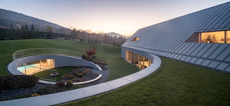 Architizer's tweet photo. #ProjectOfTheDay: Yaw House by Robert Konieczny KWK Promes
In the Beskid Mountains, this house rotates its classic gabled form to follow the slope and open toward the landscape. The gesture creates distinct living zones and makes room for a circular pool at the center of the home.
📍Poland #ArchitizerAwards
Details: https://t.co/Jb5wT59VWu