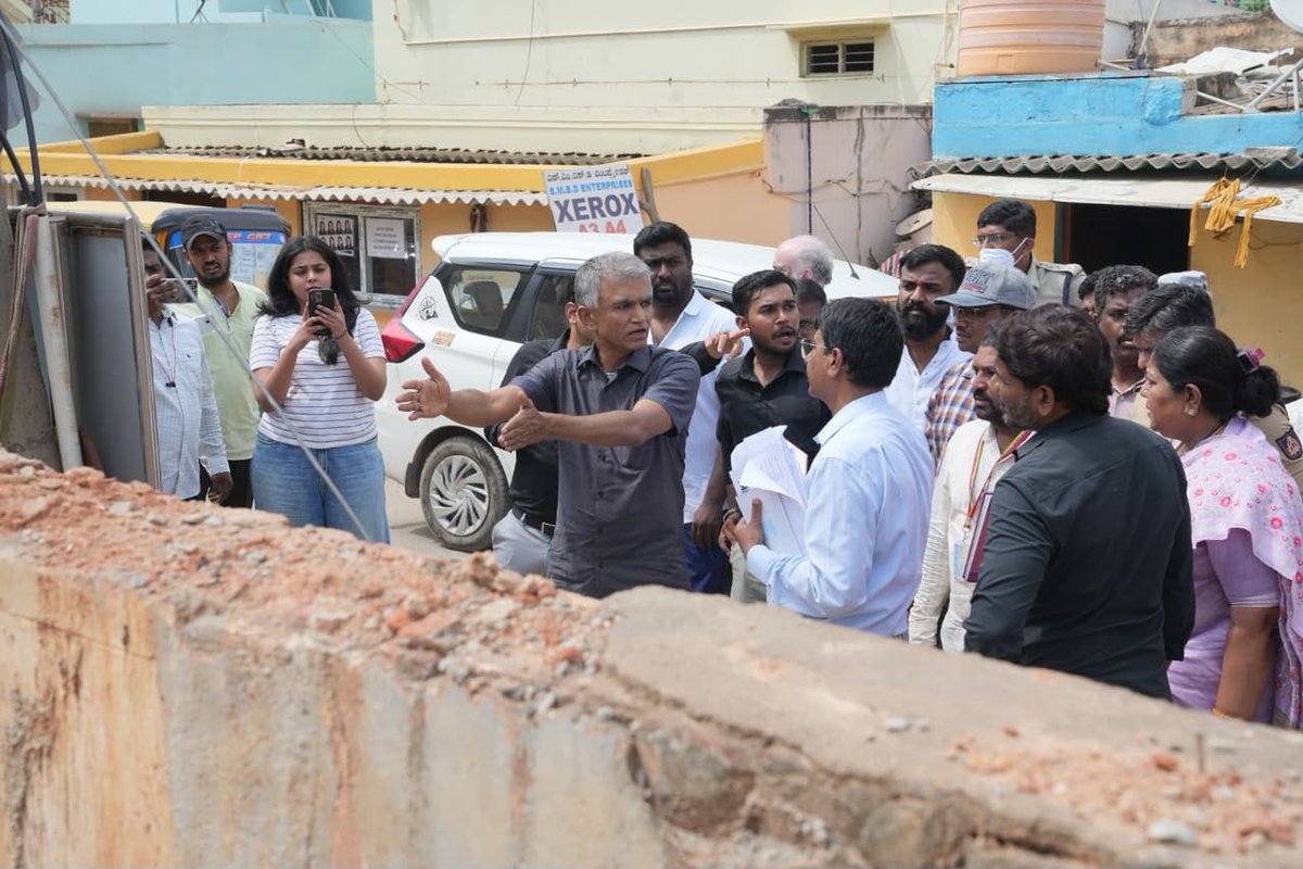 ChristinMP_'s tweet photo. Bengaluru Development Minister @krishnabgowda directed officials to expedite road and infrastructure works in east Bengaluru & provide immediate relief for potholes, waterlogging and traffic congestion.

During an inspection of Sarjapur Road, Dommasandra, Gunjur, Varthur & Balagere, he sought clarity on land acquisition, drainage, road widening and encroachments. 

Expressing dissatisfaction with condition of Dommasandra-Varthur road, Gowda questioned officials over encroachments & traffic congestion and directed them to clear debris & lay gravel on available stretches immediately.

He asked officials to use available land for immediate road improvements instead of waiting for lengthy land acquisition processes.

Gowda also directed BESCOM to relocate obstructing transformers and poles, speed up water pipeline works, clear construction debris & repair damaged footpaths and roads.

He asked KRDCL, Metro, BESCOM & BWSSB to coordinate road and infrastructure works to avoid repeated road damage.