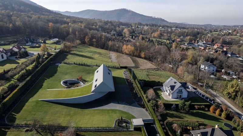 Architizer's tweet photo. #ProjectOfTheDay: Yaw House by Robert Konieczny KWK Promes
In the Beskid Mountains, this house rotates its classic gabled form to follow the slope and open toward the landscape. The gesture creates distinct living zones and makes room for a circular pool at the center of the home.
📍Poland #ArchitizerAwards
Details: https://t.co/Jb5wT59VWu