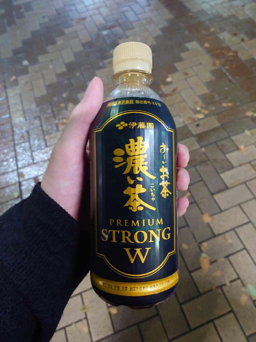 Shimomurano's tweet photo. 「Мで結果を残すためのライブ」ありがとうございました

マンスーパーのかさはらさんがお～いお茶 濃い茶 PREMIUM STRONG Wを買ってくれました https://t.co/0cHWi0CfsM