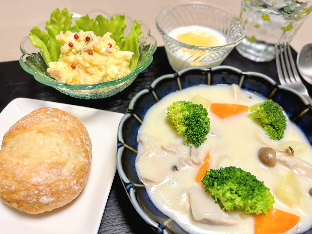 nyoehoara's tweet photo. 🐮いつもありがとうございます🐮
( * ॑꒳ ॑*)〜♡
今夜は昨日の夜中からず〜っと食べたかったクリームシチューです✨
🍀クリームシチュー
🍀ポテトサラダ
🍀パン🍀ヨーグルト
#おうちごはん #夜ごはん #クリームシチュー #料理記録 #ねこ好き #料理好きな人とつながりたい https://t.co/e0frZCL0RR